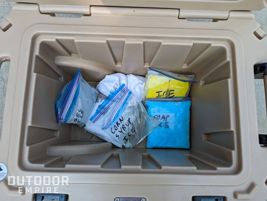 六种不同的DIY冰袋躺在冷却器的底部