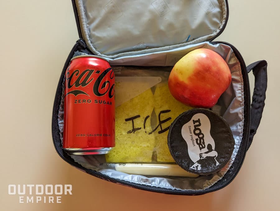 开放的午餐盒里面有DIY冰包以及苹果,酸奶,奶酪,一杯可乐