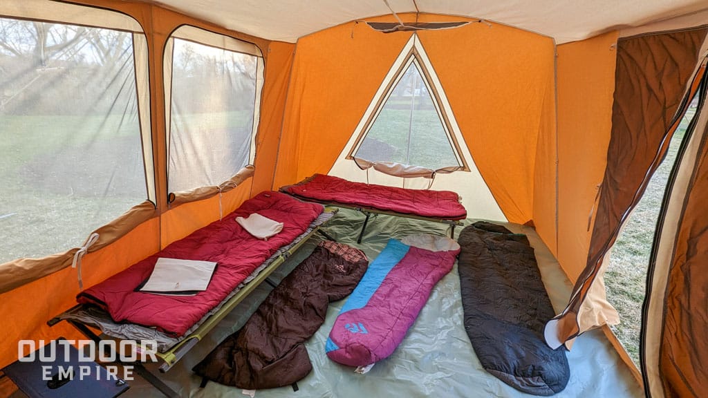 帐篷睡袋和cots摊在地板上