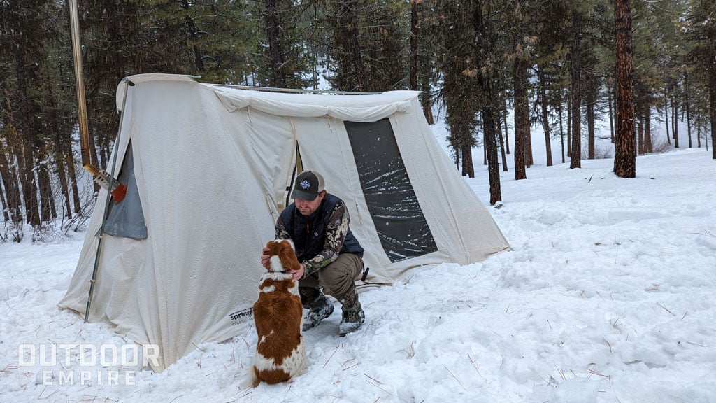 人与狗的帐篷在雪地里