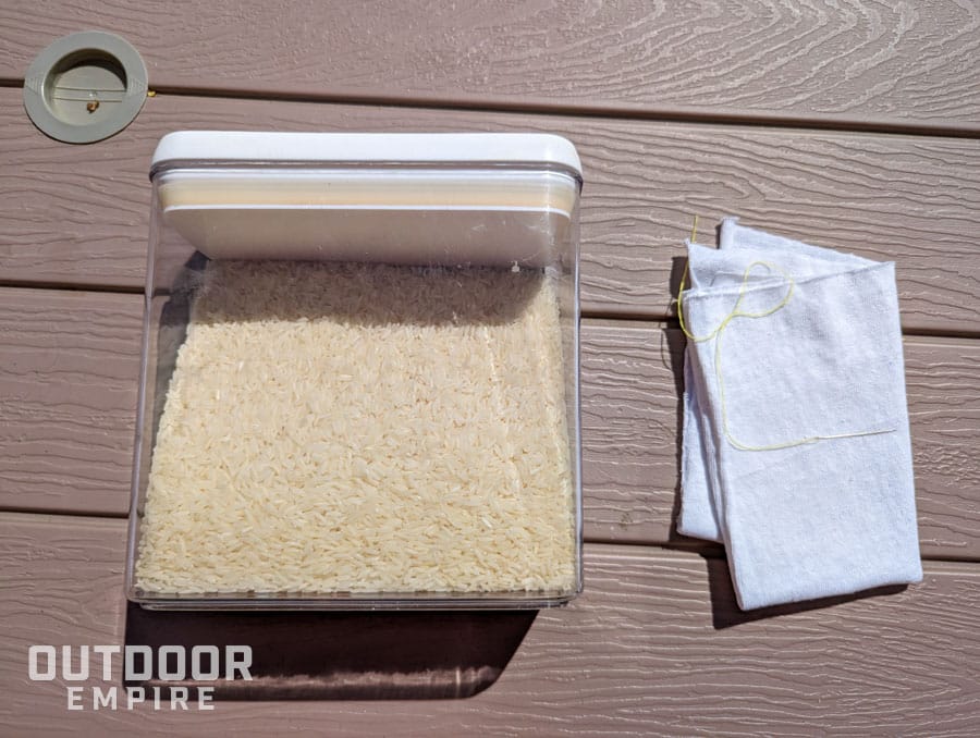 容器的大米旁边一块布的针线做自制冰袋