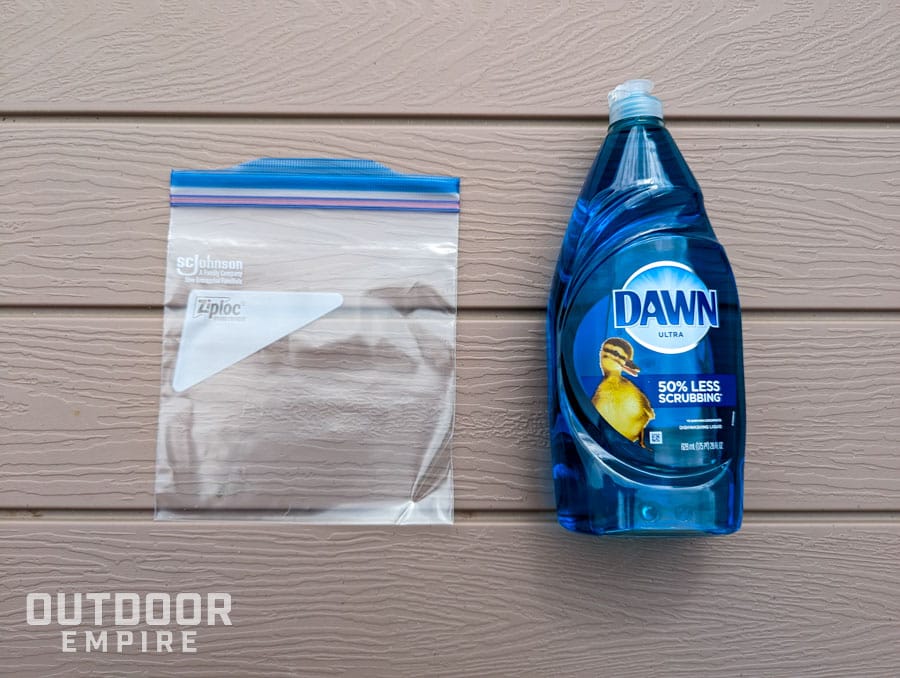 黎明的密封塑料袋旁边一瓶肥皂的DIY冰袋