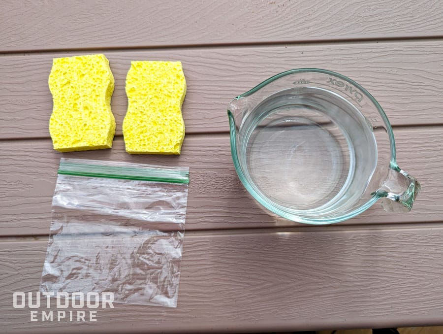 海绵,一个可密封的袋子,一个量杯水制作自制冰袋放在桌上