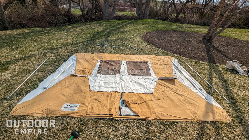 Springbar航空班机帐篷摊在地面和地面上