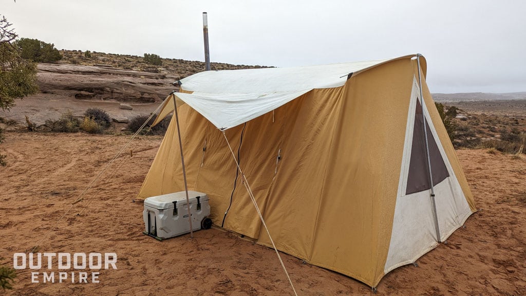 前Springbar航空班机的帐篷在暴雨的沙漠